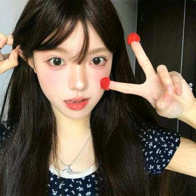 小鬼头上的女人